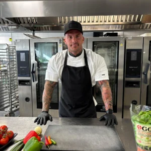 Dansk unghane kyllingelår m. grønt, fuldkornspasta og topping